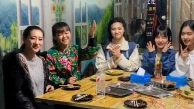 饭店偶遇美女一首《你的样子》,特别好听,不愧是经典老歌的魅力