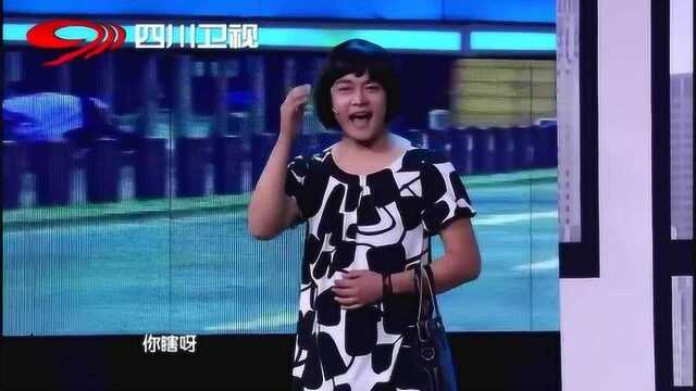 公交车上大姐勾搭小伙,耍的这些花招也没谁了