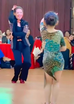 奶奶和小孙女配合的太好了