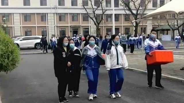 疫情期间学校的日常,教导主任变身侦探,时刻关注学校里的每个人!