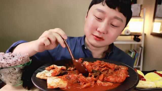 韩国塔屋吃播小哥,吃大碗米饭和辣白菜炖猪肉,经典美食