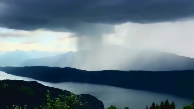 这才是真的倾盆大雨,太壮观了!