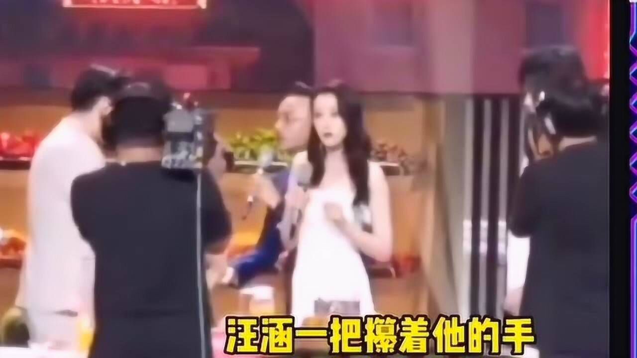 迪丽热巴被男粉丝求婚粉丝冒充工作人员直接冲上台网友汪涵反应太快了