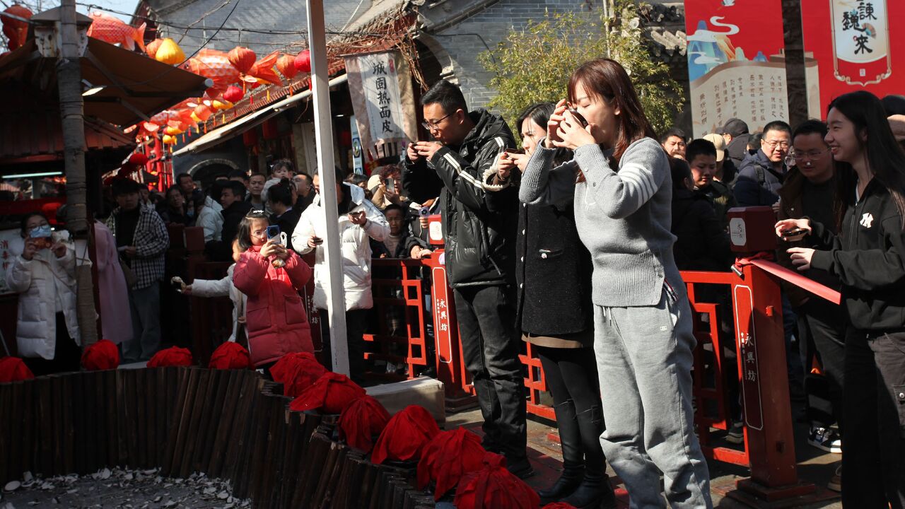 龙年春节西安永兴坊:三秦非遗美食香,摔碗酒太火爆了