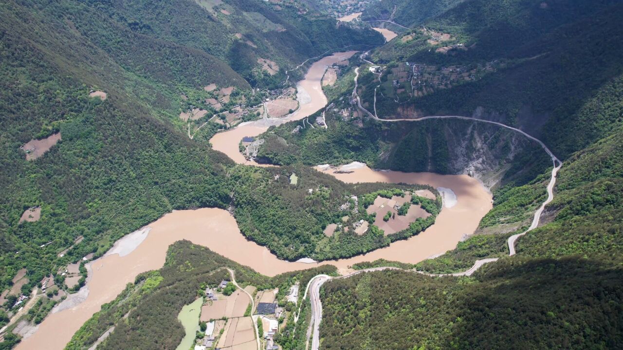 自驾怒江大峡谷,探访怒江第一湾坎桶村,宛如世外桃源