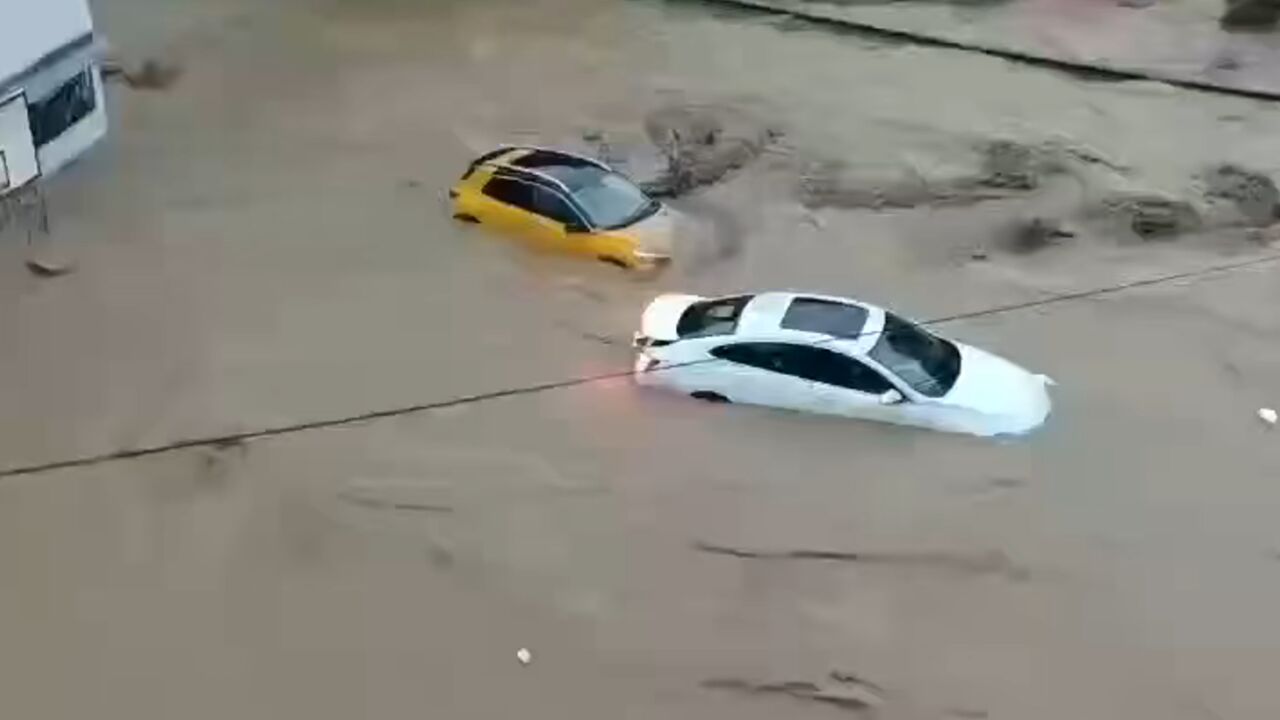 安徽黄山拉响暴雨红色预警 强降水将持续,山洪冲倒房屋卷走车辆