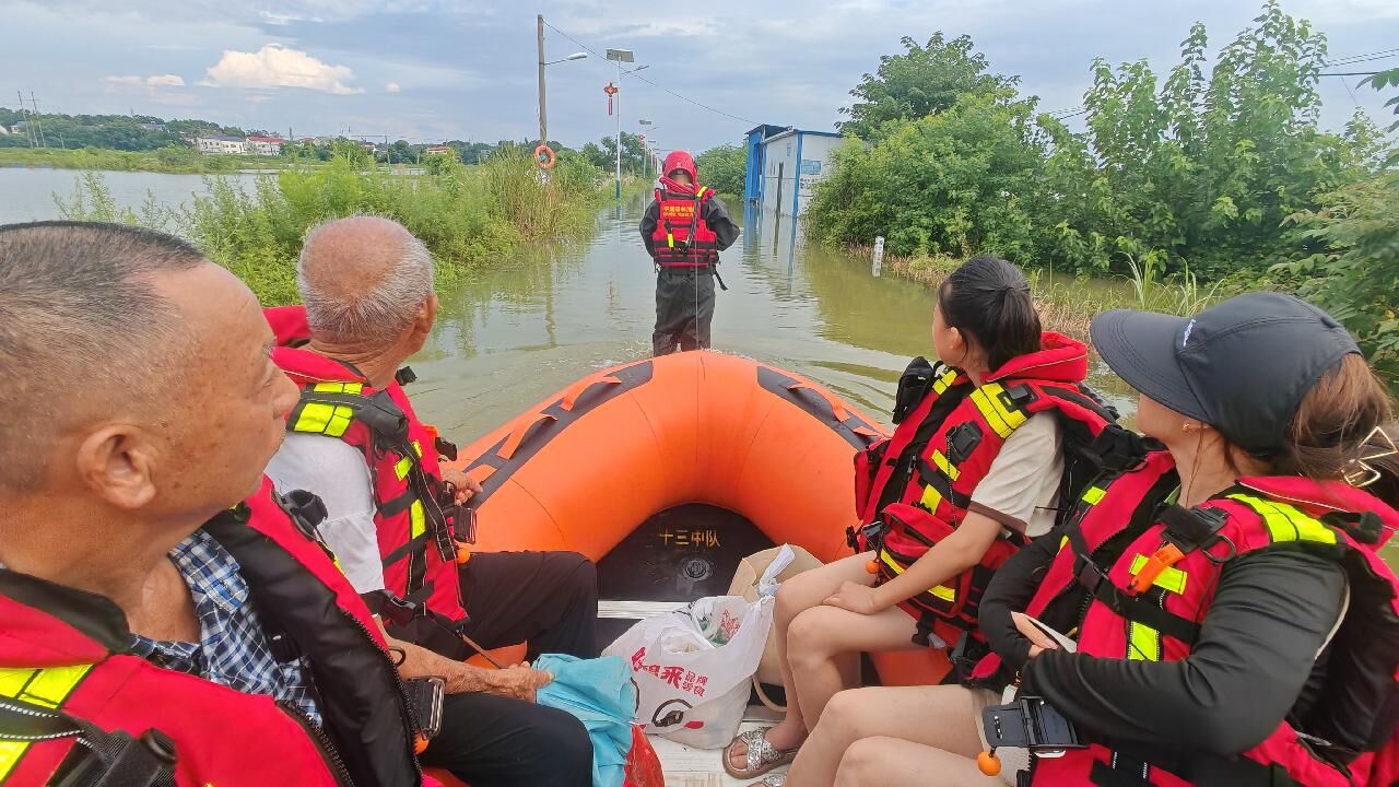 湖南:大水“压”城 消防抢筑800米沙袋防线