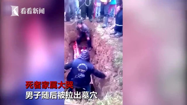 棺材板压不住了!抬棺人压垮正落葬棺材 遗体滚出