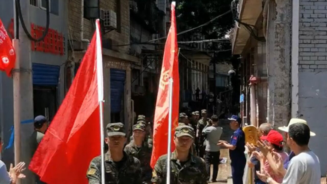 重庆万州洪涝救援,完成重建家园任务后武警官兵归队,市民夹道欢送