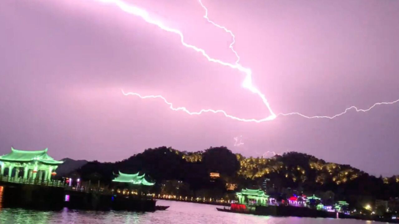 视觉盛宴!广东潮州现闪电与城市灯光秀共舞 游客拍下震撼瞬间