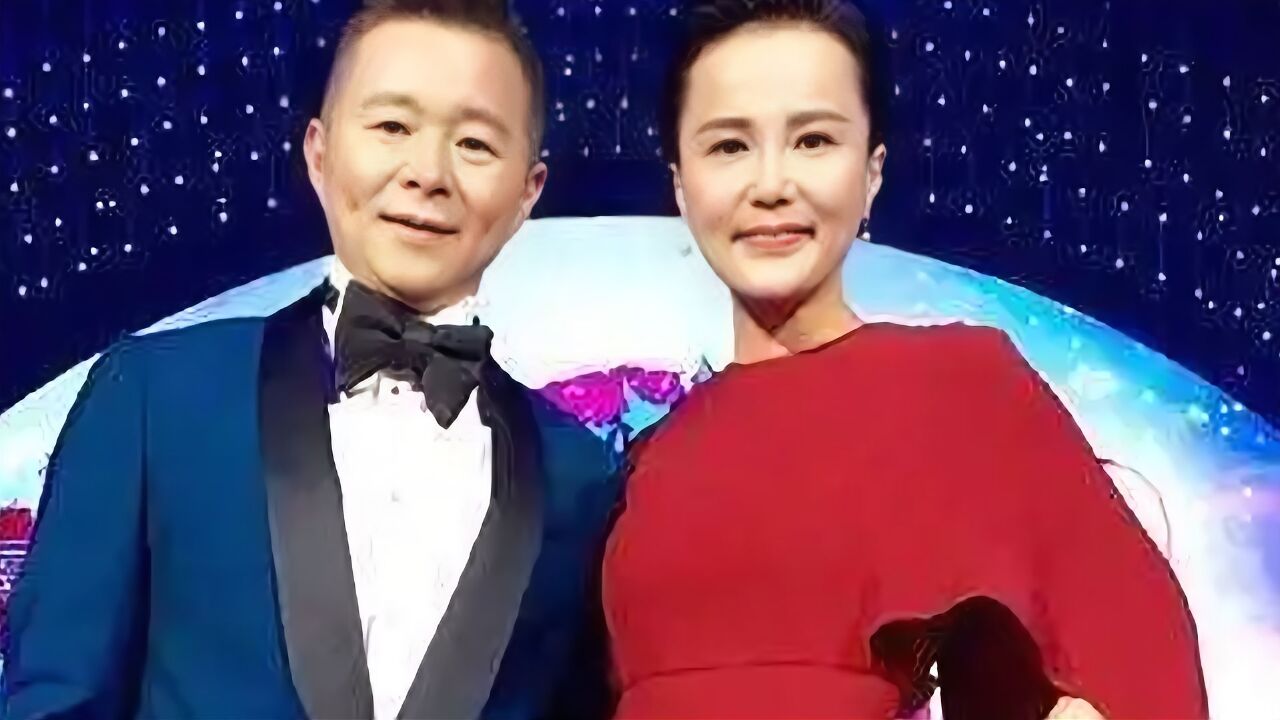 王宏伟与小12岁妻子杨姗姗珠联璧合,同台弹唱《天路》展现默契