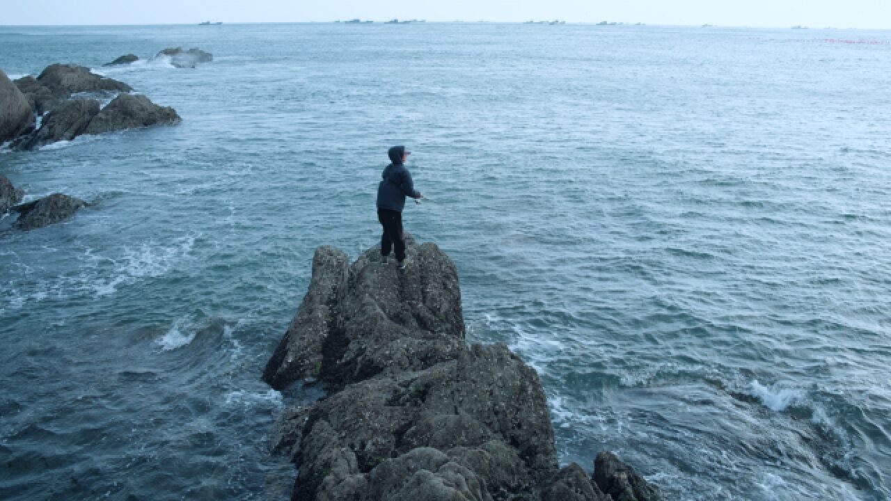 海岛青年返乡直播教人钓鱼,拒绝躺平爱在大风大浪里钓大鱼