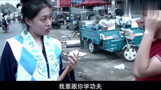 女道姑下山被欺负,谁知道姑从包里拿出这样东西后,无赖撒腿就跑