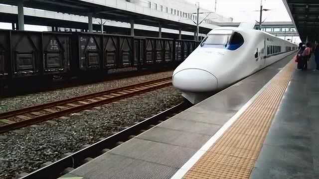 CRH2A担当D2376次动车组减速驶入抚州站,站台停靠!