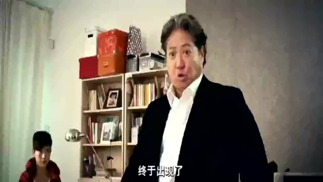 功夫老爸拿拖把当武器,将杀手打跑,不料又来一个更狠的