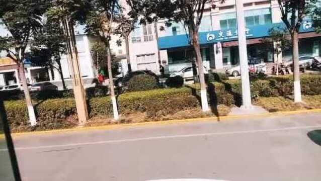 坐在5路车上看看曲靖的街景