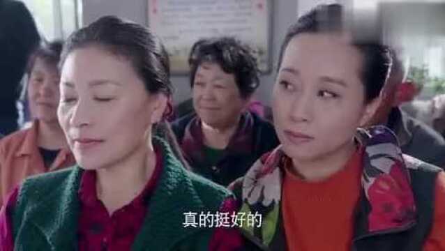 温暖的村庄:一鸣台上唱歌,妈妈电视旁看着,默默流泪