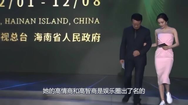 杨幂不分场合穿小白鞋登台领奖,看到导演后匆忙道歉,网友:有多爱这双鞋?