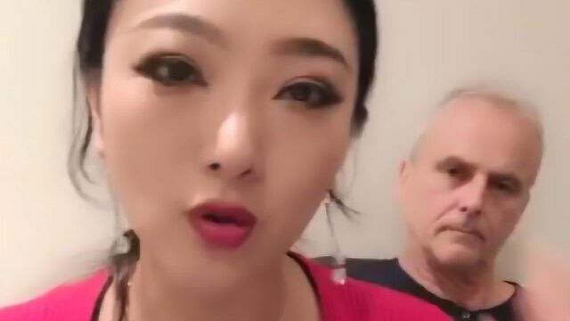 杨姐谈为什么疼儿子?杨姐现场演示原因,老外在后面面无表情!