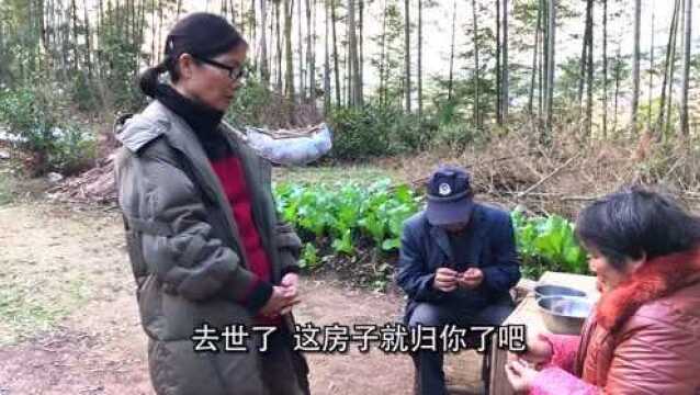 江西一个偏僻的小山村,只有3户人家,又脏又乱的老屋里古董不少