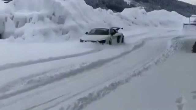 用奥迪R3来铲雪?哥们你真会玩