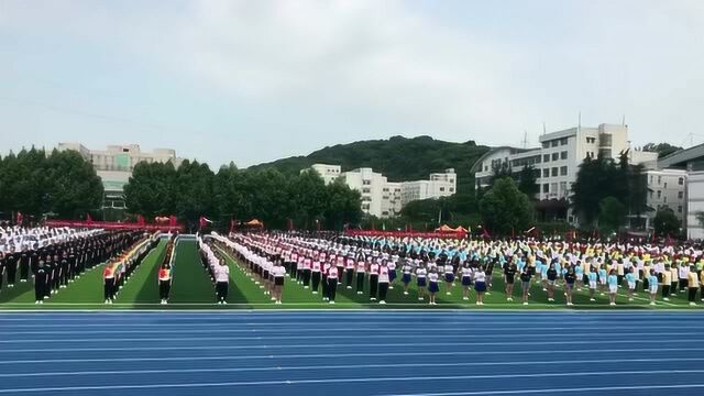 学校开展运动会,所以操场就出现了这样的场景,一看还挺壮观的呢!