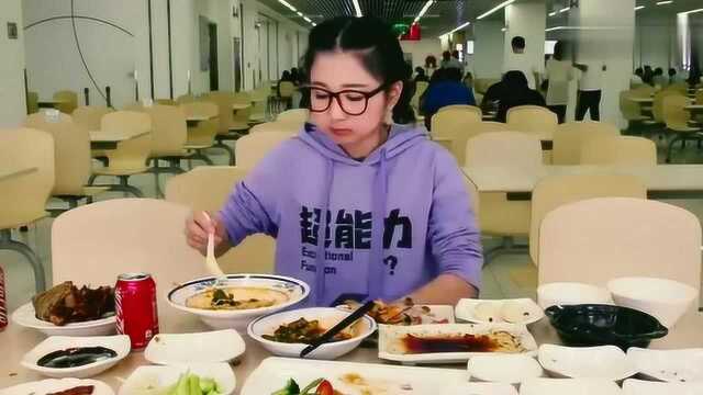 美食诱惑,小伙享受美食,看后余味无穷