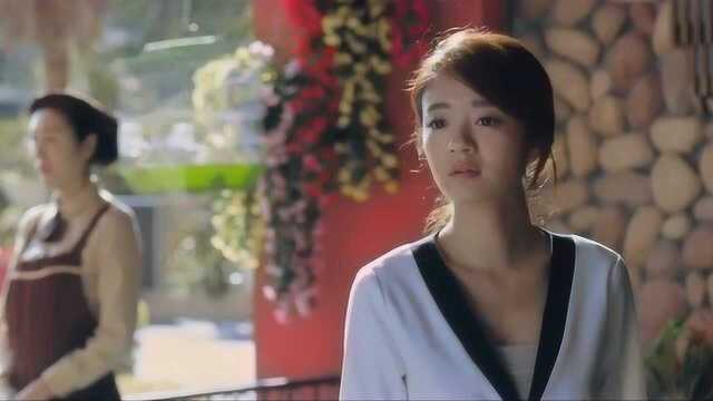 美女被男子偷看,闺蜜劝她穿好衣服,美女反而故意露出脖子下面.