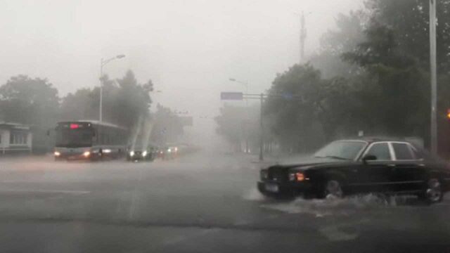 雷电+冰雹+暴雨+大风 北京朝阳四预警齐发风卷雨幕积水起波