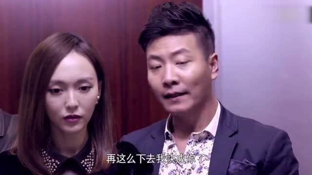 三兄弟电梯里遇美女,老大老二装阔搭讪,不料老三一句话美女笑了