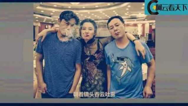 小宋佳近照曝光形象崩塌,与男友人贴脸合照,头发油腻法令纹深