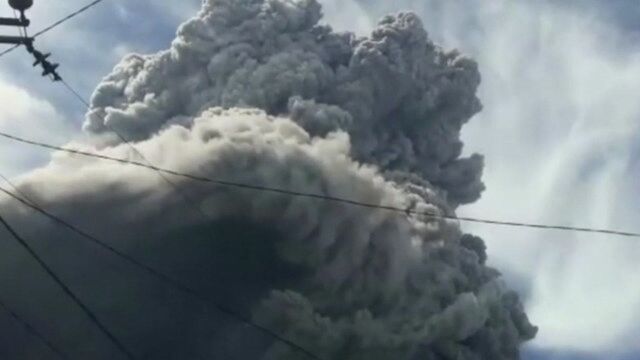 印尼锡纳朋火山剧烈喷发 火山灰如蘑菇云直冲云霄,高达5000米