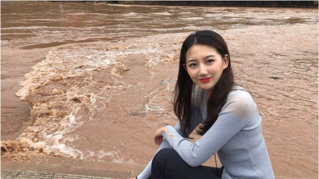 实拍茅台镇赤水河,孕育了无数酒厂,下雨后颜色会变红