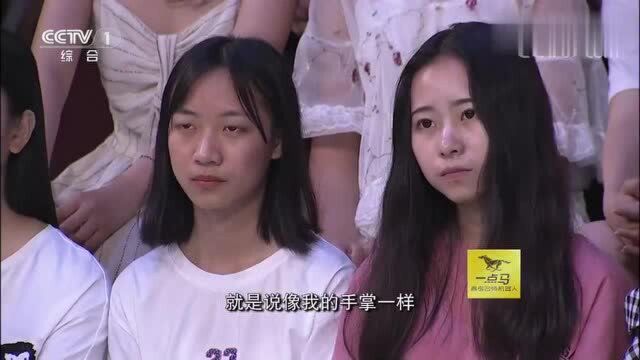 《开讲啦》军人是什么 军人就是满身弹孔永抱红旗