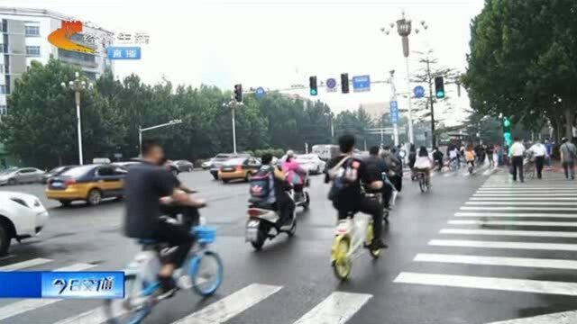 早高峰交警上路查违法,一小时查处20多起非机动车闯红灯行为