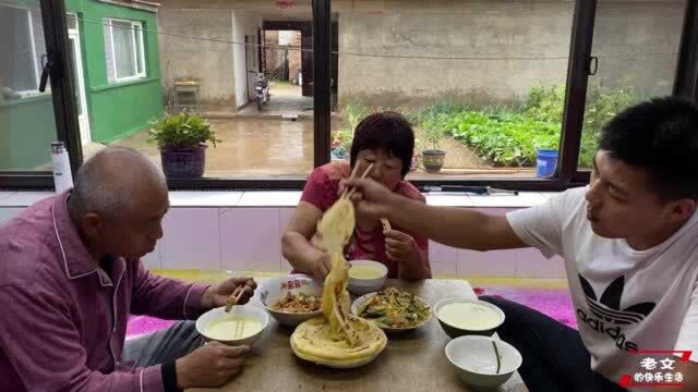 下雨天,文妈妈晚饭黄油烙饼饼,金灿灿香喷喷,看着有食欲!