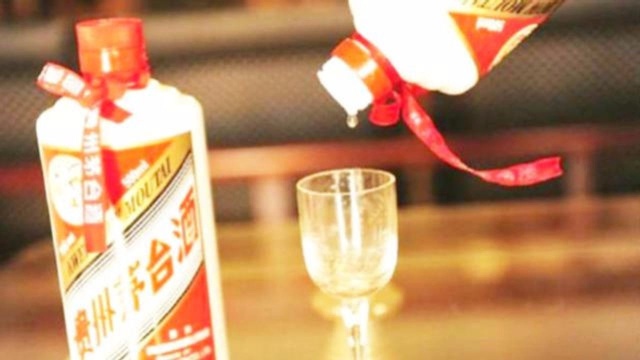 为什么茅台酒瓶口要放2颗珠子?商家揭露其中玄机,网友:高明!