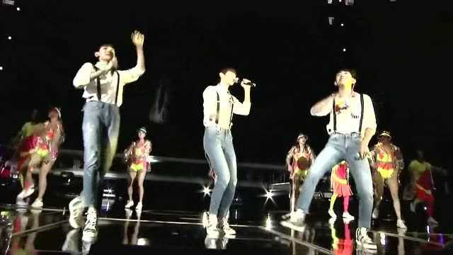 TFBOYS台上演唱成名曲《青春修炼手册》,小鲜肉就是魅力不可挡啊