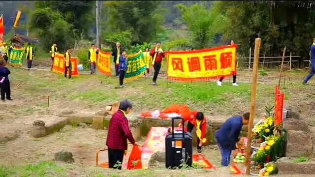 实拍:农村祭祖盛况,队伍浩浩荡荡、场面非常壮观!