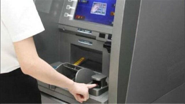 银行员工为什么老让你去ATM机上取钱?其中套路太深