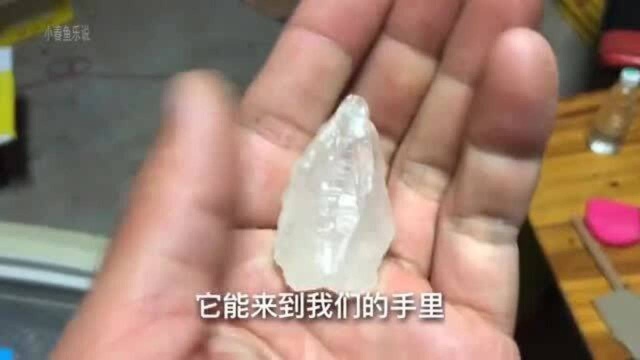 农村小哥捡到50克拉宝石,居然能划破玻璃,钻石?