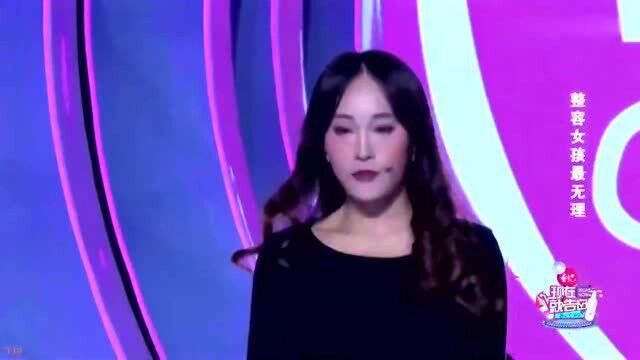 男友约自己看电影,美女刚到,就发现男友还约了女闺蜜