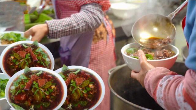 云南名字都懒得起的牛肉面店,14元一大碗,牛肉坨坨看的见,门口全是人