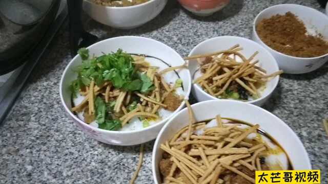 太芒哥做正宗四川油茶,软糯酥脆,真是儿时的味道,一口气能吃两碗