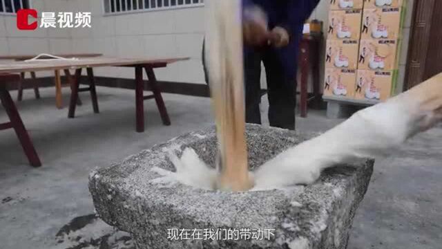 腊月八打糍粑 怀化合田糍粑拉如丝 白如雪 软如棉