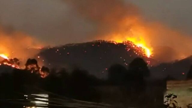 广东云浮罗定发生山火,多个山头有明火,消防已到场处置