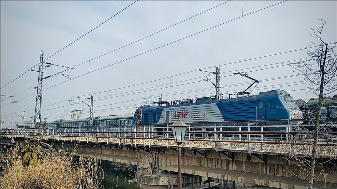 【除夕拍火车】京沪铁路上的K8415次列车,向仍在工作岗位上的人们致敬