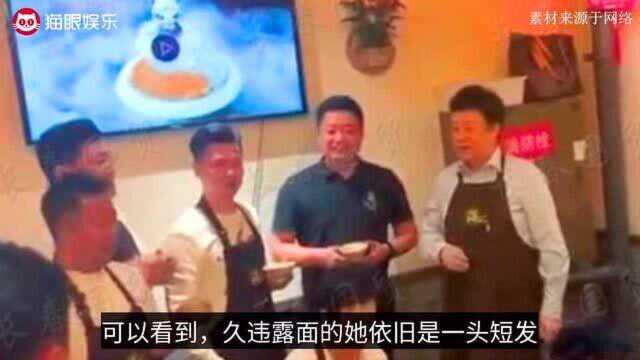 58岁董文华地位高!聚会坐稳C位,阎维文亲热楼住不撒手