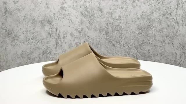 Yeezy Slides 'Earth Brown