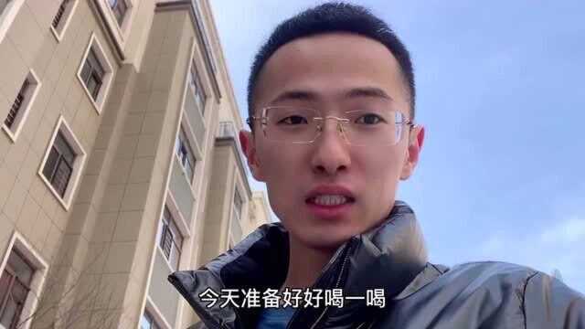 朋友三两白酒一口闷,喝了一斤二两白酒,喝完后你猜猜能啥样?